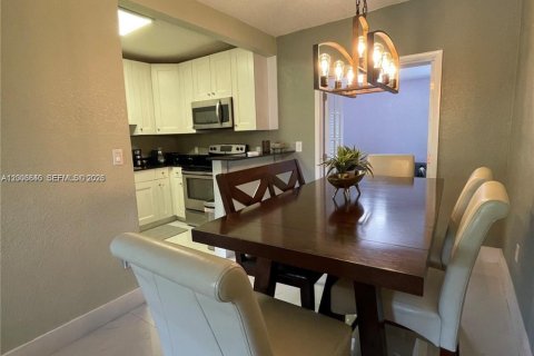 House in Miami, Florida 2 bedrooms, 116.13 sq.m. № 2069166 - photo 6