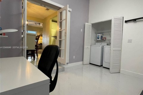 House in Miami, Florida 2 bedrooms, 116.13 sq.m. № 2069166 - photo 7