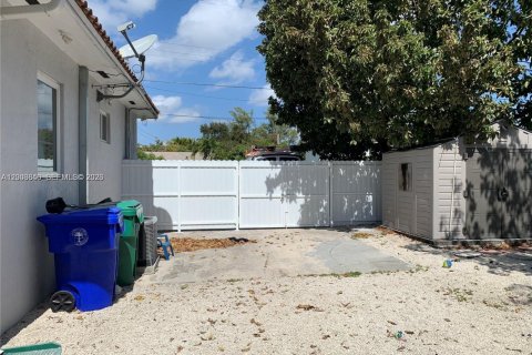 House in Miami, Florida 2 bedrooms, 116.13 sq.m. № 2069166 - photo 14