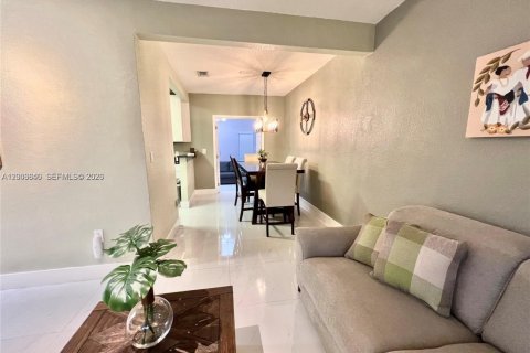 House in Miami, Florida 2 bedrooms, 116.13 sq.m. № 2069166 - photo 3