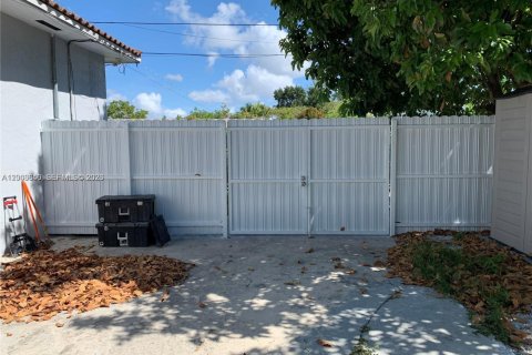 House in Miami, Florida 2 bedrooms, 116.13 sq.m. № 2069166 - photo 16