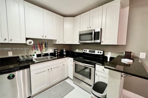 House in Miami, Florida 2 bedrooms, 116.13 sq.m. № 2069166 - photo 4