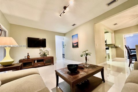 House in Miami, Florida 2 bedrooms, 116.13 sq.m. № 2069166