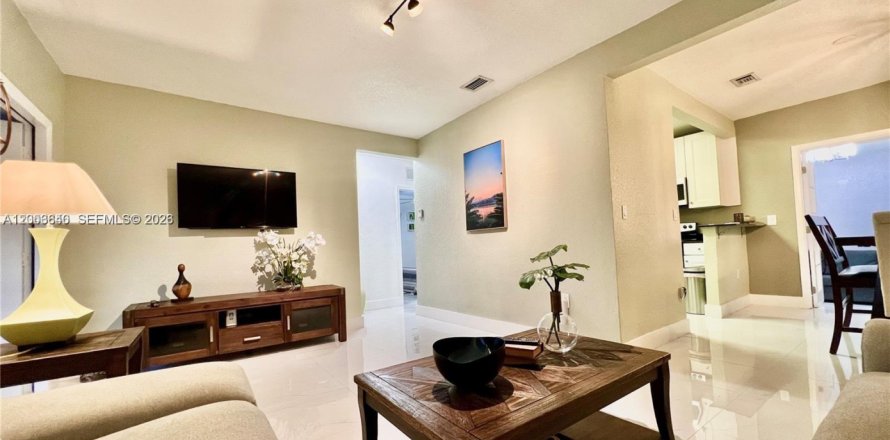 House in Miami, Florida 2 bedrooms, 116.13 sq.m. № 2069166