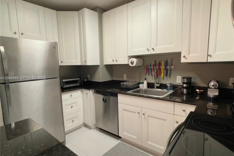 House in Miami, Florida 2 bedrooms, 116.13 sq.m. № 2069166 - photo 5