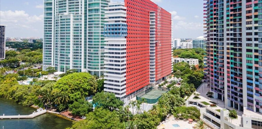 Кондоминиум с 3 спальнями в Майами, Флорида № 1970896