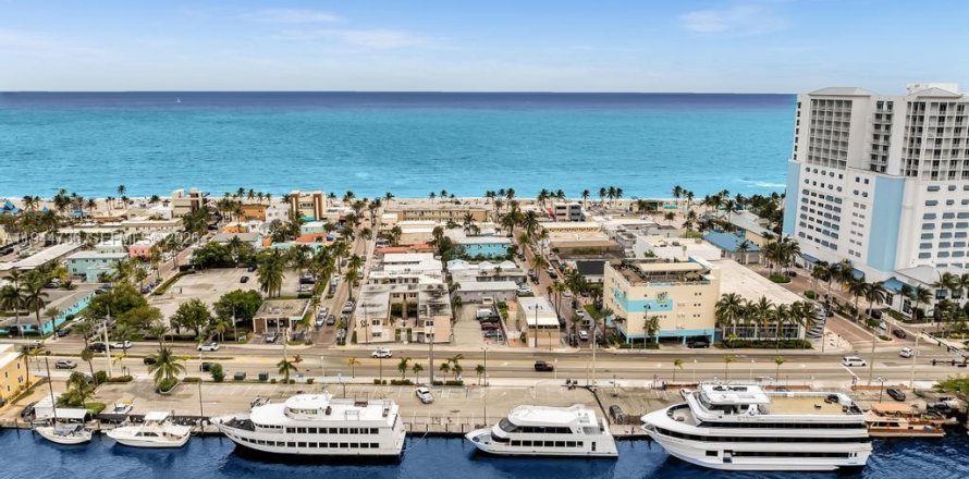 Commercial property in Hollywood, Florida № 2152834