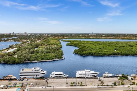 Commercial property in Hollywood, Florida № 2152834 - photo 8