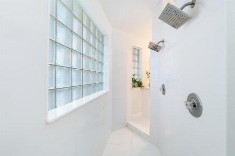 House in Coral Springs, Florida 4 bedrooms, 216.65 sq.m. № 2338026 - photo 24