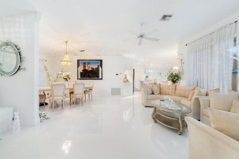 House in Coral Springs, Florida 4 bedrooms, 216.65 sq.m. № 2338026 - photo 6