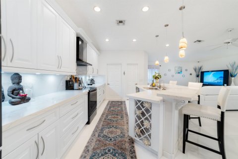 House in Coral Springs, Florida 4 bedrooms, 216.65 sq.m. № 2338026 - photo 13