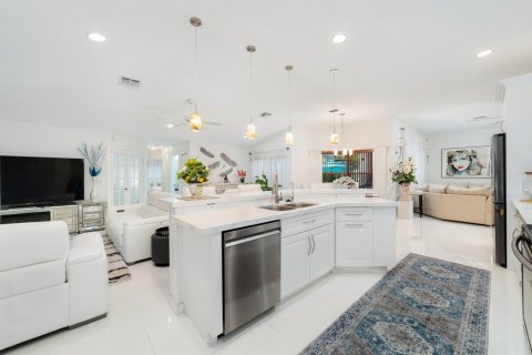 House in Coral Springs, Florida 4 bedrooms, 216.65 sq.m. № 2338026 - photo 12