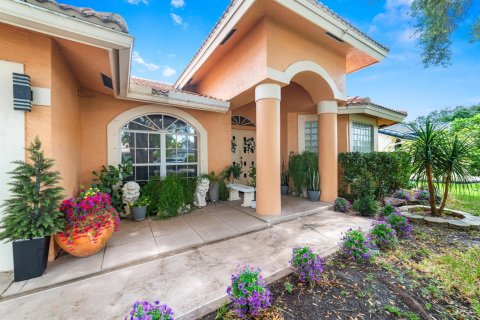 House in Coral Springs, Florida 4 bedrooms, 216.65 sq.m. № 2338026 - photo 3
