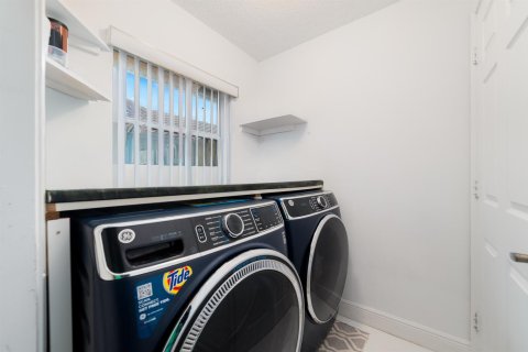 House in Coral Springs, Florida 4 bedrooms, 216.65 sq.m. № 2338026 - photo 26