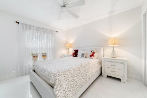 House in Coral Springs, Florida 4 bedrooms, 216.65 sq.m. № 2338026 - photo 18