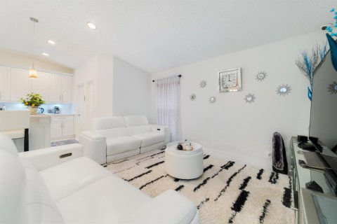 House in Coral Springs, Florida 4 bedrooms, 216.65 sq.m. № 2338026 - photo 16