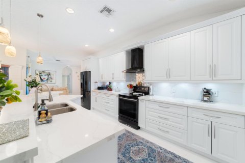 House in Coral Springs, Florida 4 bedrooms, 216.65 sq.m. № 2338026 - photo 10