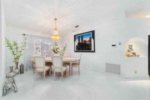 House in Coral Springs, Florida 4 bedrooms, 216.65 sq.m. № 2338026 - photo 8
