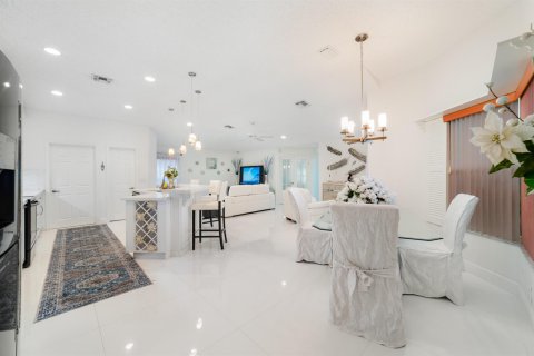 House in Coral Springs, Florida 4 bedrooms, 216.65 sq.m. № 2338026 - photo 9