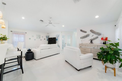 House in Coral Springs, Florida 4 bedrooms, 216.65 sq.m. № 2338026 - photo 14