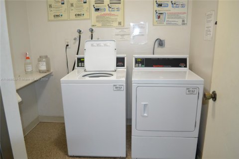 Condo in Bay Harbor Islands, Florida, 1 bedroom  № 1812051 - photo 16