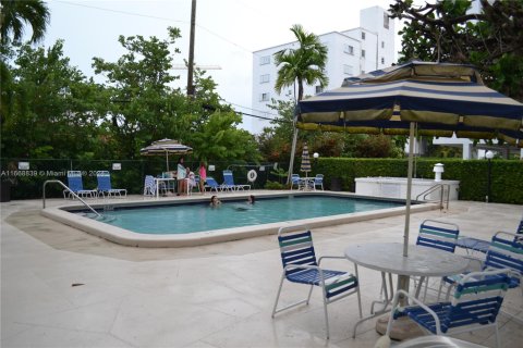 Condo in Bay Harbor Islands, Florida, 1 bedroom  № 1812051 - photo 2