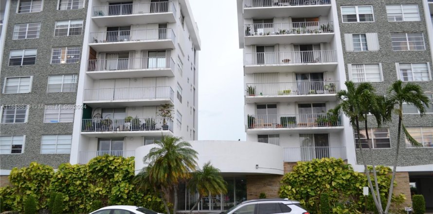 Condo in Bay Harbor Islands, Florida, 1 bedroom  № 1812051