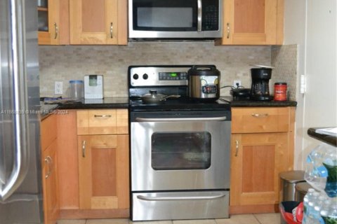 Condo in Bay Harbor Islands, Florida, 1 bedroom  № 1812051 - photo 9