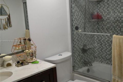 Condo in Bay Harbor Islands, Florida, 1 bedroom  № 1812051 - photo 13
