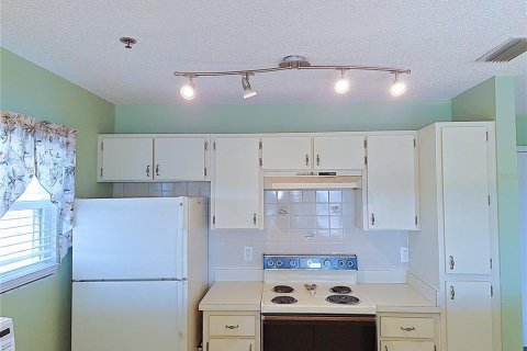 Condo in New Port Richey, Florida, 1 bedroom № 2143021 - photo 10