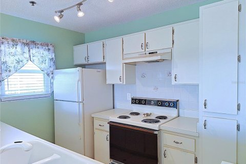 Condo in New Port Richey, Florida, 1 bedroom № 2143021 - photo 4