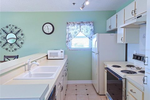 Condo in New Port Richey, Florida, 1 bedroom № 2143021 - photo 9