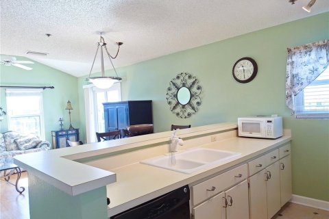 Condo in New Port Richey, Florida, 1 bedroom № 2143021 - photo 14