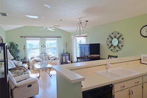 Condo in New Port Richey, Florida, 1 bedroom № 2143021 - photo 11