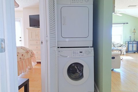 Condo in New Port Richey, Florida, 1 bedroom № 2143021 - photo 19