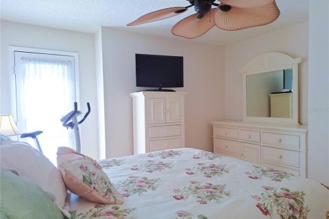 Condo in New Port Richey, Florida, 1 bedroom № 2143021 - photo 16