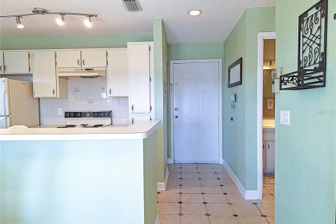 Condo in New Port Richey, Florida, 1 bedroom № 2143021 - photo 13