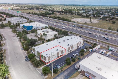 Propiedad comercial en alquiler en Miami, Florida № 1160004 - foto 1