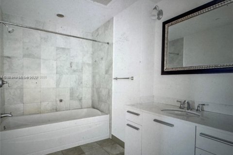 Condominio en alquiler en Miami, Florida, 1 dormitorio, 87.79 m2 № 1930236 - foto 6