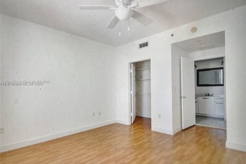 Condominio en alquiler en Miami, Florida, 1 dormitorio, 87.79 m2 № 1930236 - foto 4