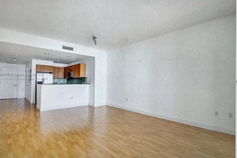 Condominio en alquiler en Miami, Florida, 1 dormitorio, 87.79 m2 № 1930236 - foto 1