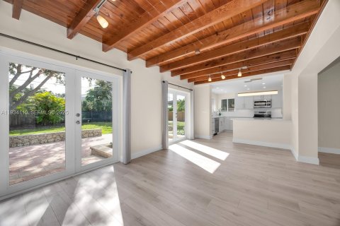 Снять в аренду виллу или дом в Саут-Майами, Флорида 3 спальни, 180.04м2, № 1993088 - фото 3