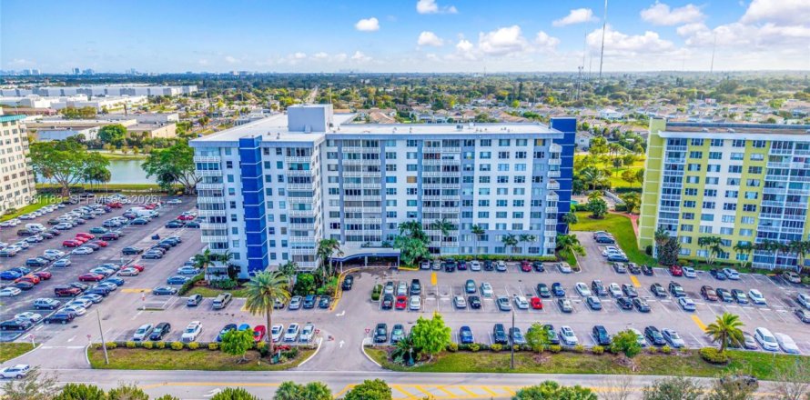 Кондоминиум с 2 спальнями в Холливуд, Флорида № 2049281