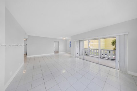 Купить кондоминиум в Холливуд, Флорида 2 спальни, 119.29м2, № 2049281 - фото 3