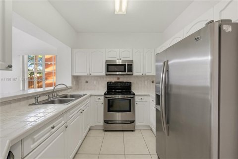 Touwnhouse à vendre à Pembroke Pines, Floride: 3 chambres, 147.16 m2 № 2087632 - photo 14