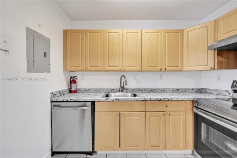 Condo in Plantation, Florida, 2 bedrooms № 2152816 - photo 1