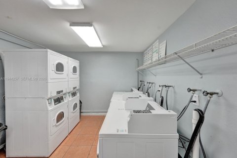 Condo in Plantation, Florida, 2 bedrooms № 2152816 - photo 13