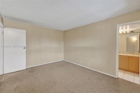 Condo in Plantation, Florida, 2 bedrooms № 2152816 - photo 3