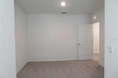 Townhouse in Land O' Lakes, Florida 3 bedrooms, 155.43 sq.m. № 1888658 - photo 12