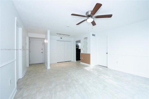 Купить кондоминиум в Майами, Флорида 2 спальни, 83.52м2, № 2015048 - фото 13